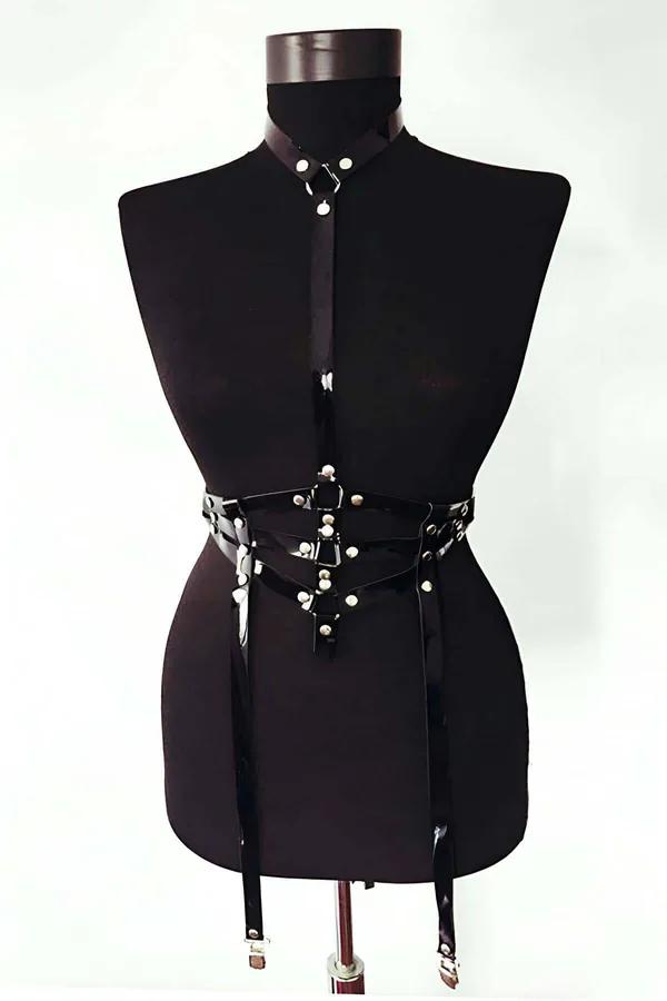 Siyah vegan deri boyunluk jartiyer harness set gümüş metal toka ve perçinler mankende