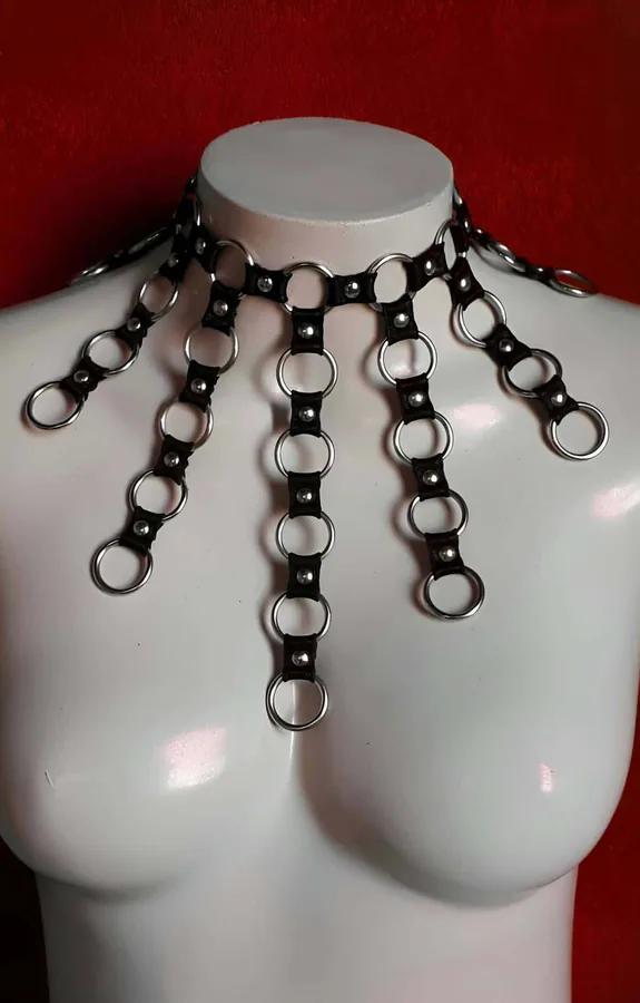 siyah suni deri yıldızlı O-halkalı boyun göğüs harnessı, gümüş metal halkalar ve çoklu zincir bantlar