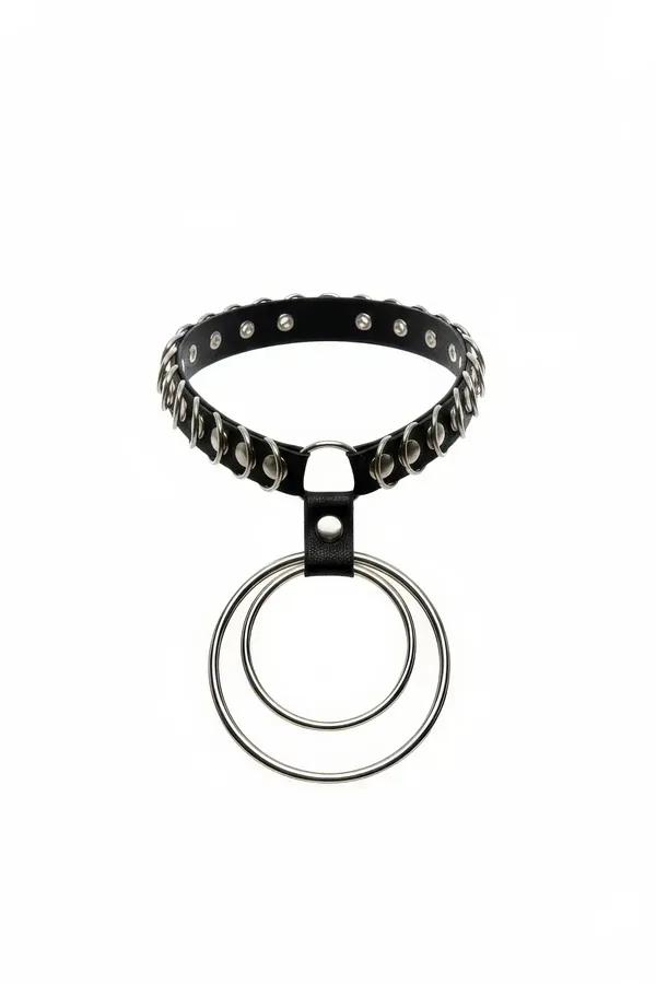 Siyah faux leather zımbalı choker, gümüş iç içe çift O-halka sarkıt ve dekoratif halka zincir detayı
