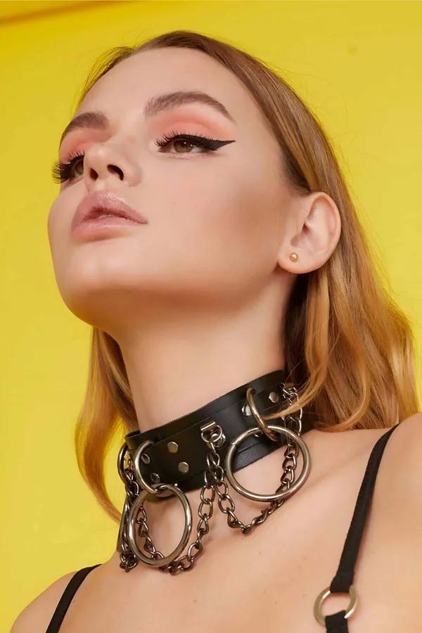 Siyah vegan deri geniş bant choker çoklu O-halka ve metal zincir detayı boyunda