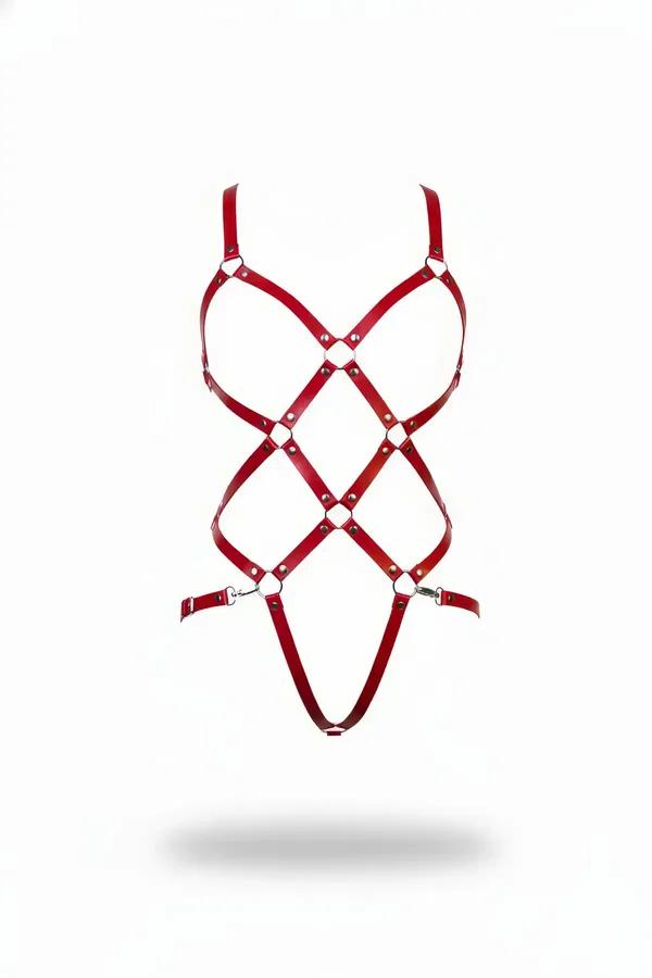 Kırmızı faux deri body harness kafes yapılı O halka gümüş metal perçin detaylı tam vücut görünümü