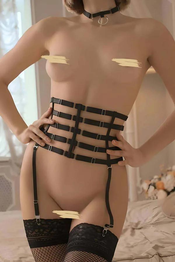 Siyah elastik kafes korse harness yatay bantlı jartiyer askılı gümüş toka donanımlı choker ile