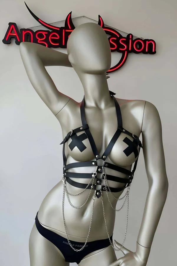 Siyah suni deri göğüs harness, gümüş O-ring ve sarkıt zincir detaylı, siyah mini etek kombinli