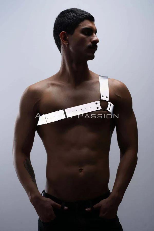 reflektörlü beyaz tek omuz erkek göğüs harness siyah metal O-ring clubwear