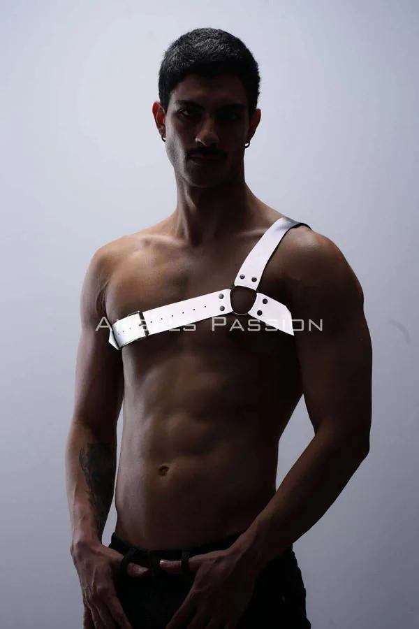 reflektörlü beyaz tek omuz erkek göğüs harness siyah metal O-ring clubwear
