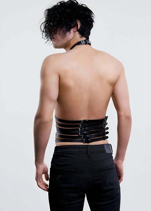 siyah suni deri paralel bantlı erkek göğüs harness gümüş metal toka ve boyun bandı detayı