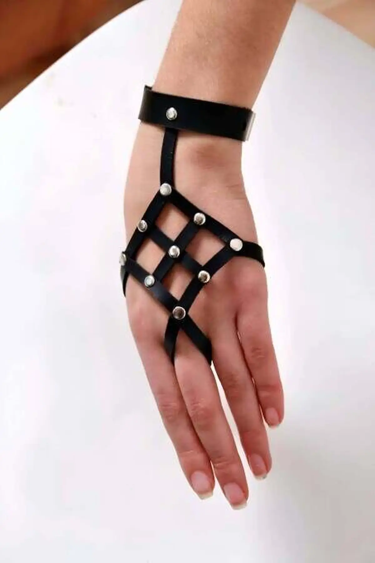 132903.webp Sik Leather Hand Accessory - SH1122 - Image 1